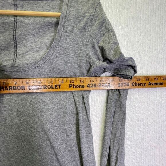 Lululemon Gray Sweat Thumbholes Relaxed Stretch Long Sleeve T-Shirt Size 8 - Picture 3 of 7